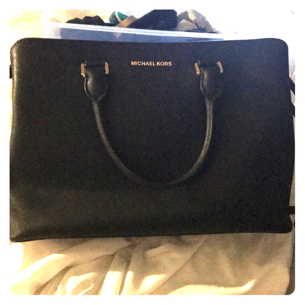 Black Michael Kors Purse W/ Crossbody strap